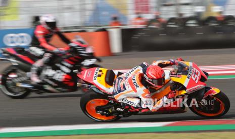 Pembalap MotoGP Spanyol Marc Marquez dari Honda Repsol Racing Team beraksi selama sesi latihan bebas di Grand Prix Sepeda Motor Indonesia di sirkuit jalan Internasional Pertamina Mandalika di Lombok, Indonesia, 18 Maret 2022.