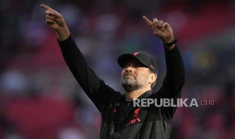 Manajer Liverpool Juergen Klopp memberikan tepuk tangan kepada para penggemar di akhir pertandingan sepak bola semifinal Piala FA Inggris antara Manchester City dan Liverpool di stadion Wembley di London, Sabtu, 16 April 2022.