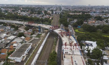 Foto udara pembangunan jalan layang (flyover) Cakung, Jakarta Timur, Kamis (10/12/2020). Menurut data Dinas Bina Marga DKI Jakarta proses pembangunan flyover sepanjang 760 meter dengan lebar 18 meter tersebut sudah mencapai 93,5 persen dan ditargetkan dapat digunakan masyarakat pada Januari 2021. 