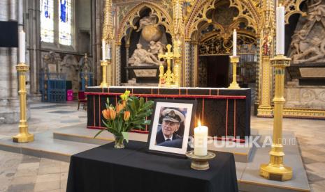 Sebuah foto Pangeran Philip dari Inggris, Duke of Edinburgh, dipajang di samping nave di Westminster Abbey, London, Sabtu 10 April 2021,