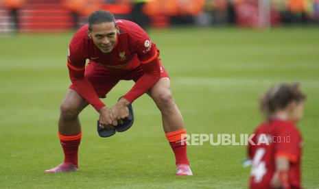 Pemain Liverpool Virgil van Dijk di lapangan setelah pertandingan sepak bola Liga Inggris antara Liverpool dan Wolverhampton di stadion Anfield di Liverpool, Inggris, Ahad, 22 Mei 2022.