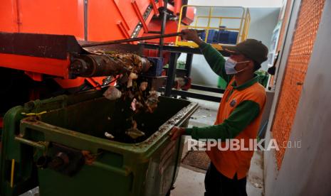 Petugas Dinas Lingkungan Hidup Provinsi DKI Jakarta melakukan pemilahan sampah di Tempat Pengolahan Sampah Reduce-Reuse-Recycle (TPS 3R) Asrama Dinas LH Ciracas, Jakarta Timur, Jumat (19/4/2024).