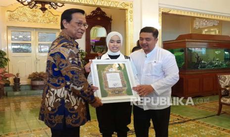 Gubernur DIY, Sri Sultan Hamengku Buwono X memberikan penghargaan kepada Ariani Nisma Putri atau yang biasa dikenal Putri Ariani yang meraih Golden Buzzer dalam ajang America’s Got Talent 2023 di Gedhong Wilis, Komplek Kepatihan, Kota Yogyakarta, Senin (26/6/2023). 