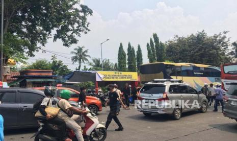 Suasana pemudik di Terminal Kalideres, Jakarta Barat, pada Rabu (19/4/2023).