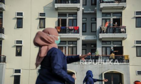 Tenaga kesehatan memimpin senam kebugaran untuk pasien COVID-19 yang sedang menjalani isolasi di Gedung BLK, Manggahang, Kabupaten Bandung, Jawa Barat. Kementerian Kesehatan RI mengumumkan penambahan jumlah pasien sembuh COVID-19 harian dan paling banyak dilaporkan berada di Provinsi Jawa Barat, yakni 2.486 orang, Sabtu, hingga pukul 12.00 WIB.