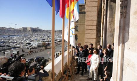 Walikota Marseille Benoit Payan, kiri, mengibarkan bendera Olimpiade bersama Ketua Olimpiade Paris 2024 Tony Estanguet, tengah, usai konferensi pers di Balai Kota Marseille, Prancis selatan, Jumat, 3 Februari 2023. Alih-alih tiba lewat darat, simbolis api yang berkobar di Olimpiade Paris 2024 akan melaut dari tempat kelahirannya di Yunani, tiba dengan kapal tinggi bertiang tiga di pelabuhan Prancis di Marseille.