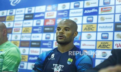 Prematch conference jelang laga Persib Bandung vs PSS Sleman di Stadion GBLA Bandung, Jumat (27/10/2023). Hadir sebagai narasumber Coach Bojan Hodak dan striker Persib David Da Silva (tengah).