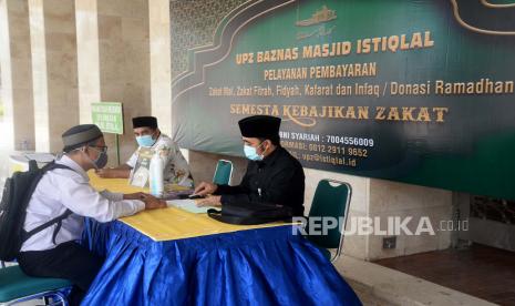  Aturan dan Enam Waktu Pembayaran Fidyah. Foto:  Petugas Amil Zakat memberikan informasi kepada warga yang hendak membayar Zakat di Stand Pelayanan Zakat Masjid Istiqlal, Jakarta, Selasa (12/5). Di tengah Pamdemi Covid-19 UPZ Baznas Masjid Istiqlal tetap membuka pelayanan pembayaran Zakat Mal, Zakat Fitrah, Fidyah dan Infaq dengan memberikan dua pilihan pembayaran yaitu dengan cara datang langsung serta dengan cara transfer ke rekening yang ditetapkan