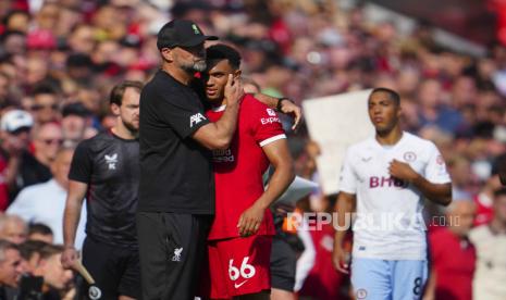 Pelatih Liverpool Jurgen Klopp memeluk pemainnya yang cedera, Trent-Alenxander Arnold. 