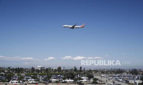  Sebuah American Airlines Embraer E175LR dengan nomor ekor N508SY lepas landas dari Bandara Internasional Los Angeles, di Los Angeles, California, AS, 27 September 2022. Industri penerbangan diprediksi kembali meraup untung pada 2023, setelah terpukul akibat pandemi Covid-19.