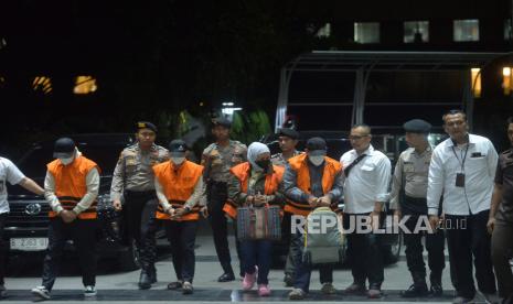 Sejumlah orang hasil Operasi Tangkap Tangan (OTT) KPK di Kalimantan Selatan mengenakan rompi tahanan saat tiba di Gedung Merah Putih KPK, Jakarta, Senin (7/10/2024).