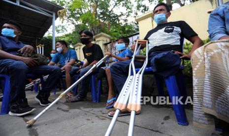 Seorang penyandang difabel menunggu giliran untuk mendapatkan pengukuran kaki prostetik oleh spesialis prostetik, pada saat kegiatan donor kaki palsu untuk masyarakat miskin di Banda Aceh, Rabu (24/3).