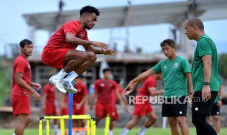 Pesepak bola Timnas Indonesia Yakob Sayuri (kiri) melompat saat mengikuti pemusatan latihan di Training Ground Bali United, Pantai Purnama, Gianyar, Bali, Jumat (16/12/2022). Timnas Indonesia terus melakukan latihan secara intensif di Bali sebelum bertolak ke Jakarta untuk pertandingan perdana Piala AFF 2022 melawan Timnas Kamboja pada 23 Desember mendatang. 