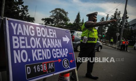 Polisi mengatur lalu lintas saat pemberlakuan ganjil genap di Cikapayang, Bandung, Jawa Barat (ilustrasi)