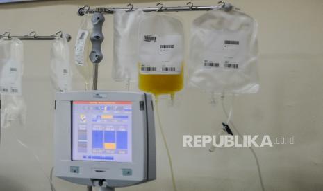 Plasma konvalesen milik penyintas Covid-19 saat proses pendonoran di PMI DKI Jakarta, Selasa (19/1). PMI DKI Jakarta mencatat per tanggal 1 hingga 15 Januari 2021, sebanyak 307 penyintas Covid-19 telah mendonorkan plasma konvalesen yang nantinya akan ditransfusikan ke tubuh pasien positif Covid-19 untuk membantu penyembuhan.  Republika/Putra M. Akbar