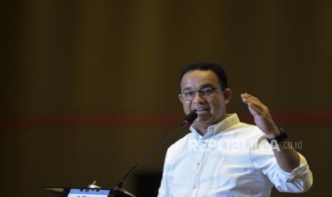 Calon Presiden (Capres) nomor urut 1 Anies Baswedan menyampaikan orasi saat Kampanye Bersama Partai, Relawan dan Masyarakat di Sudirman Grand Ballroom, Bandung, Jawa Barat, Rabu (29/11/2023). Kampanye yang dihadiri oleh ribuan pendukungnya itu, Anies Baswedan menjanjikan adanya perubahan dari berbagai sektor mulai harga sembako, kemudahan lapangan pekerjaan dan perubahan atas permasalahan Kredit Perumahan Rakyat (KPR).