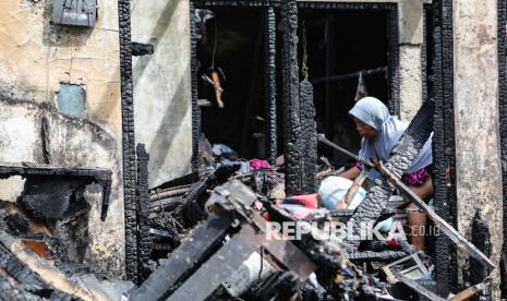 Warga mencari sisa barang pascakebakaran di Jalan Administrasi II, Tanah Abang, Jakarta, Kamis (28/11/2024). Suku Dinas Kebakaran dan Penyelamatan (Sudin Gulkarmat) Jakarta Pusat menyatakan sebanyak 15 kepala keluarga terdampak kebakaran yang diduga akibat arus pendek listrik. 