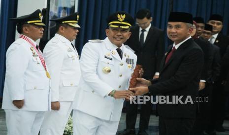 Penjabat (Pj) Gubernur Jawa Barat (Jabar) Bey Machmudin melantik Pj Bupati Bandung Barat Arsan Latif saat pelantikan enam penjabat Pj Bupati dan Wali Kota di Jabar, di Aula Barat Gedung Sate, Kota Bandung, Rabu (20/9/2023). Berikut nama-nama enam Pj Bupati dan Wali Kota di Jabar yang dilantik. Pj Wali Kota Sukabumi Kusmana Hartadji, Pj Wali Kota Bandung Bambang Tirtoyuliono, Pj Wali Kota Bekasi Gani Muhammad, Pj Bupati Sumedang Herman Suryatman, Pj Bupati Purwakarta Benny Irwan, dan Pj Bupati Bandung Barat Arsan Latif.