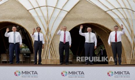 Dari kiri, Presiden Korea Selatan Yoon Suk Yeol, Presiden Indonesia Joko Widodo, Presiden Turki Recep Tayyip Erdogan, Perdana Menteri Australia Anthony Albanese dan Menteri Luar Negeri Meksiko Marcelo Ebrard berpose saat sesi foto MIKTA pada KTT para pemimpin G20 di Nusa Dua, Bali, Indonesia Selasa, 15 November 2022.