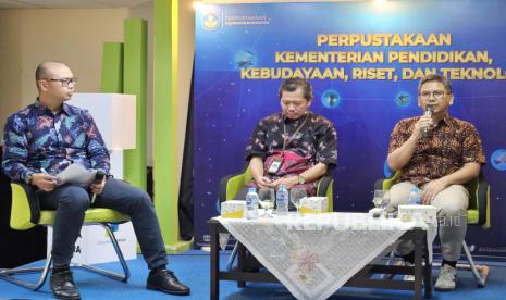 Kepala Pusat Perbukuan Kemendikbudristek, Supriyatno, dan Ketua IKAPI, Arys Hilman Nugraha, pada konferensi pers jelang Pameran Buku Frankfurt 2023 di Kemendikbudristek, Rabu (11/10/2023). 