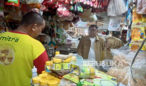 Penjabat (Pj) Wali Kota Sukabumi Kusmana Hartadji memantau lamgsung perkembangan harga sembako jelang nataru di Pasar Pelita Kota Sukabumi, Rabu (6/12/2023) pagi