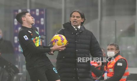  Pelatih Inter Milan Simone Inzaghi (kanan) saat memberikan instruksi kepada pemainnya Alessandro Bastoni dalam pertandingan Liga Italia pekan lalu.