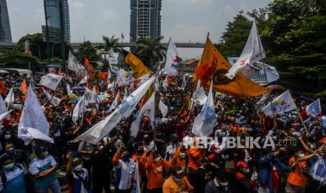 Kementerian Ketenagakerjaan (Kemenaker) menyatakan bahwa Peraturan Menteri Ketenagakerjaan (Permenaker) Nomor  2 Tahun 2022 tentang Tata Cara dan Persyaratan Pembayaran Manfaat Jaminan Hari Tua (JHT) sudah direstui oleh Presiden Joko Widodo. (Foto terkait: Aksi buruh di Kemenaker)