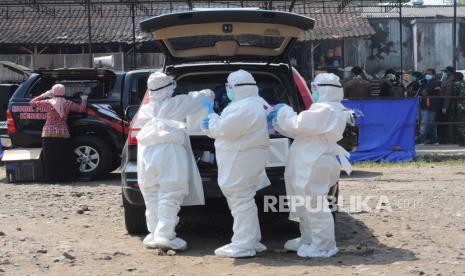 Petugas kesehatan bersiap untuk melakukan tes usap atau tes swab di Pasar Hewan Sunggingan, Boyolali, Jawa Tengah, Selasa (8/9/2020). Akibat adanya indikasi positif COVID-19 di pasar tersebut, Dinas Kesehatan Kabupaten Boyolali bekerja sama dengan Balai Besar Teknk Kesehatan Lingkungan dan Pengendalian Penyakit (BBTKLPP) Yogyakarta melakukan tes swab kepada pedagang dan belantik sapi untuk memutus penyebaran COVID-19 di wilayah tersebut. 