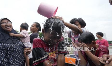 Anak-anak mengikuti tradisi keramasan massal di Sungai Cisadane, Kota Tangerang, Banten, Ahad (10/3/2024). Tradisi yang dilakukan warga Kampung Babakan tersebut untuk menjaga warisan budaya serta sebagai simbol menyucikan diri menyambut bulan Ramadhan 1445 Hijriah.