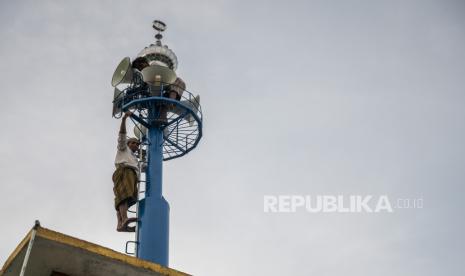 Pengeras suara masjid. Masjid diimbau membatasi pengeras suaranya maksimal hanya 100 desibel.