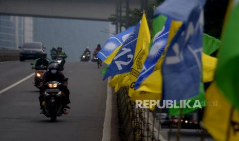 Ilustrasi bendera partai politik. Undang-undang memberikan MK kewenangan untuk membubarkan partai politik. 