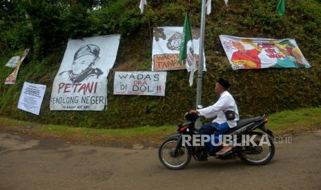 Spanduk penolakan tambang masih terpasang di sudut Desa Wadas, Purworejo, Jawa Tengah, Senin (14/2/2022). Kegiatan warga berlangsung normal pascapenarikan aparat kepolisian dari Desa Wadas. Kondisi desa juga mulai kondusif pascapenangkapan warga pekan lalu. Diketahui 63 warga ditangkap kepolisian bersamaan dengan pengukuran tanah warga yang setuju dengan penambangan batu andesit untuk Bendungan Bener di Wadas.