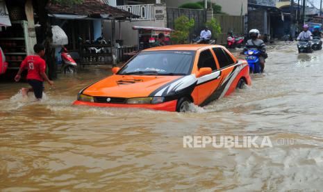 Pengendara melintasi jalan yang tergenang banjir di Desa, Mejobo, Mejobo, Kudus, Jawa Tengah, Kamis (16/2/2023). Intensitas hujan yang tinggi sejak Rabu (15/2) malam menyebabkan tanggul Sungai Piji dan Sungai Dawe jebol serta melimpasnya sejumlah sungai di wilayah itu sehingga ratusan rumah, jalan hingga beberapa sekolahan di Kecamatan Mejobo, Bae, Jati dan Kaliwungu terendam banjir.  