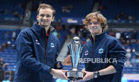 Pemain tim Rusia Daniil Medvedev (kiri) dan Andrey Rublev (kanan) memegang trofi tersebut setelah memenangi final Piala ATP melawan Tim Italia di Rod Laver Arena di Melbourne Park di Melbourne, Australia, 07 Februari 2021.