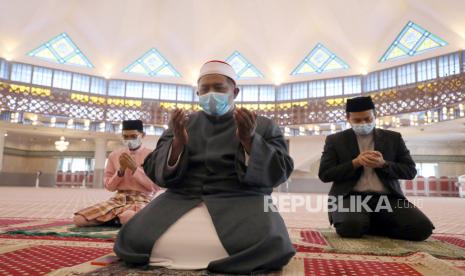 Masjid Malaysia Diizinkan Pasang Tenda untuk Sholat. Foto ilustrasi: Umat Muslim mengenakan masker dan menerapkan jarak sosial berdoa di dalam Masjid Nasional, Kuala Lumpur, Malaysia, Jumat (15/5). Malaysia melonggarkan aturan larangan sholat jamaahl di masjid-masjid saat pandemi virus corona