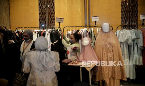 Pengunjung memilah busana yang dijajakan di salah satu stan pameran busana muslim pada gelaran Muslim Fashion Festival (MUFFEST+) 2023 di The Westin Jakarta, Selasa (7/3/2023). Pameran tersebut diikuti oleh sekitar 150 jenama lokal dengan menampilkan beragam koleksi produk dari perancang dan pengusaha mode Indonesia dengan tujuan mempromosikan produk fesyen nasional yang berlangsung hingga 10 Maret mendatang.