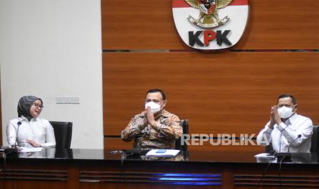 Ketua KPK Firli Bahuri (tengah). Ketua Komisi Pemberantasan Korupsi (KPK) Firli Bahuri mengatakan Otoritas Jasa Keuangan (OJK) mempunyai peran penting dalam menjaga industri jasa keuangan berlangsung sehat dan bebas korupsi.