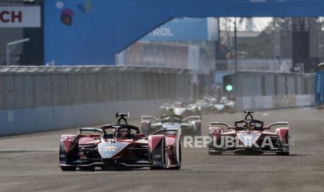 Sejumlah Pembalap melaju saat mengikuti sesi latihan Formula E seri kesembilan di Jakarta International E-Prix Circuit (JIEC), Jakarta, Sabtu (4/6/2022). Ajang balap Formula E diikuti 22 pembalap dari 11 tim. Republika/Putra M. Akbar