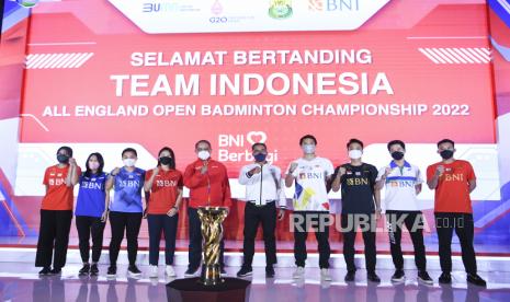 Direktur Utama BNI Royke Tumilaar (kelima kiri) berfoto bersama dengan Tim Bulutangkis Indonesia pada All England 2022 di Jakarta, Selasa (1/3/2022). Tim Bulutangkis Indonesia akan bertanding pada ajang All England 2022 pada 16-20 Maret 2022 di Brimingham Arena, Inggris. 