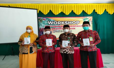 Buku: Buku berbahasa Jawa saat ini jarang ditemukan