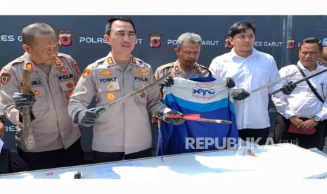 Kepala Polres (Kapolres) Garut AKBP Rohman Yonky Dilatha menunjukkan barang bukti kasus pengeroyokan warga yang diduga dilakukan anggota geng motor di Markas Polres Garut, Senin (24/7/2023). 