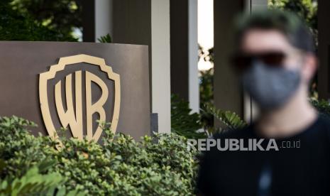  orang berjalan melewati tanda Warner Bros. Entertainment Inc. di studio perusahaan di Burbank, California, AS. Warner Bros Discovery berencana memangkas jumlah karyawannya secara besar-besaran. Dilansir Reuters, Selasa (14/6), perusahaan entertainment ini akan mengurangi hingga 30 persen atau hampir 1.000 pekerja di bidang penjualan periklanan. 