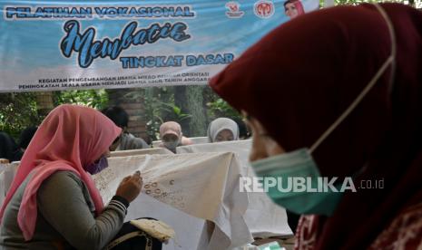 Peserta menyelesaikan pembuatan batik tulis Garutan saat pelatihan vokasional membatik tingkat dasar di Bukit Alamanda Resort, Tarogong Kidul, Kabupaten Garut, Jawa Barat, Selasa (9/3/2021). Dekranasda Kabupaten Garut bersama Diskop UKM menggelar pelatihan membatik yang diikuti 60 orang meliputi pelajar dan masyarakat guna meningkatkan minat terhadap batik tulis Garutan. 