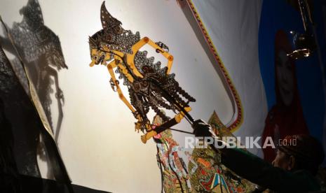 Pagelaran wayang kulit.