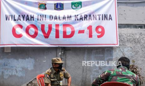 Petugas keamanan berjaga di depan Masjid Jami Kebon Jeruk, Jakarta, Ahad (29/3/2020). Sebanyak 183 jamaah Masjid Jami Kebon Jeruk diisolasi di dalam masjid karena berstatus Orang Dalam Pemantauan (ODP)