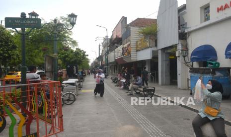 Kawasan Malioboro mulai ditinggalkan pedagang kaki lima (PKL) di Yogyakarta, Selasa (1/2/2022). Pemkot Yogyakarta memberikan waktu pindah PKL Malioboro hingga Senin (7/2/2022) mendatang di Teras Malioboro I dan II. Beberapa PKL mulai mengukur lapak baru dan memindahkan gerobak PKLnya. Surat pengumuman untuk memindahkan gerobak PKL juga sudah ditempel oleh petugas.