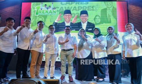 Calon wakil presiden nomor urut 1 Muhaimin Iskandar (tengah) bersama relawan berfoto bersama usai mendeklarasikan dukungan di Jakarta, Ahad (28/1/2024). Relawan Kaula Muda Nusantara (Rekan) AMIN mendeklarasikan dukungan terhadap pasangan capres dan cawapres nomor urut 1 Anies Baswedan dan Muhaimin Iskandar sebagai presiden dan wakil presiden pada Pemilu 2024.