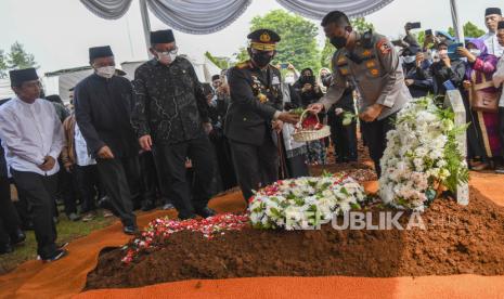 Kapolri Jenderal Pol Listyo Sigit (kedua kanan) bersama Wakil Ketua MPR Arsul Sani (ketiga kiri), Hidayat Nur Wahid (kedua kiri), Wakil Menteri Agraria dan Tata Ruang/Wakil Kepala Badan Pertanahan Nasional Raja Juli Antoni (kiri) menabur bunga ke makam Almarhum Ketua Dewan Pers Azyumardi Azra di Taman Makam Pahlawan Nasional Utama Kalibata, Jakarta, Selasa (20/9/2022). Azyumardi Azra meninggal dunia di rumah sakit di Selangor, Malaysia pada Minggu (18/9/2022). 