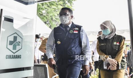 Gubernur Jawa Barat Ridwan Kamil (tengah) meninjau fasilitas di Puskesmas Cikarang saat peresmian PUSPA (Puskesmas Terpadu dan Juara), Kabupaten Bekasi, Jawa Barat, Senin (1/2/2021). Puskesmas Cikarang dipilih menjadi puskesmas percontohan se-Jawa Barat karena dinilai telah memenuhi standar pelayanan yang telah ditetapkan Kementerian Kesehatan dalam penanganan COVID-19. 