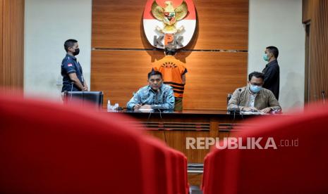 Deputi Bidang Penindakan KPK Karyoto (tengah) dan Juru Bicara KPK Ali Fikri (kanan) saat Konferensi pers penahanan buronan tersangka pemilik PT Borneo Lumbung Energi dan Metal, Samin Tan di gedung Merah Putih KPK, Jakarta, Selasa (6/4). KPK resmi menahan Samin Tan yang diduga memberi suap Rp5 miliar kepada mantan Wakil Ketua Komisi VII DPR RI Eni Maulani Saragih untuk kepentingan proses pengurusan terminasi kontrak PKP2B PT Asmin Koalindo Tuhup (AKT) di Kalimantan Tengah. Republika/Thoudy Badai